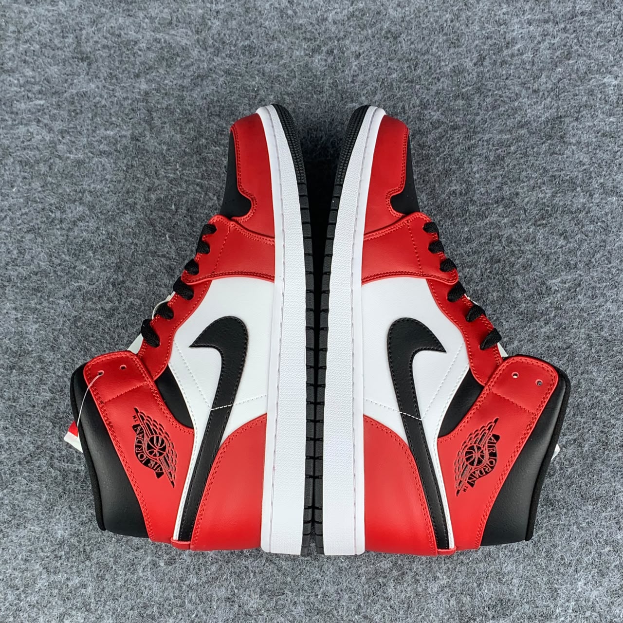 Air Jordan 1 Mid 'Chicago Black Toe'