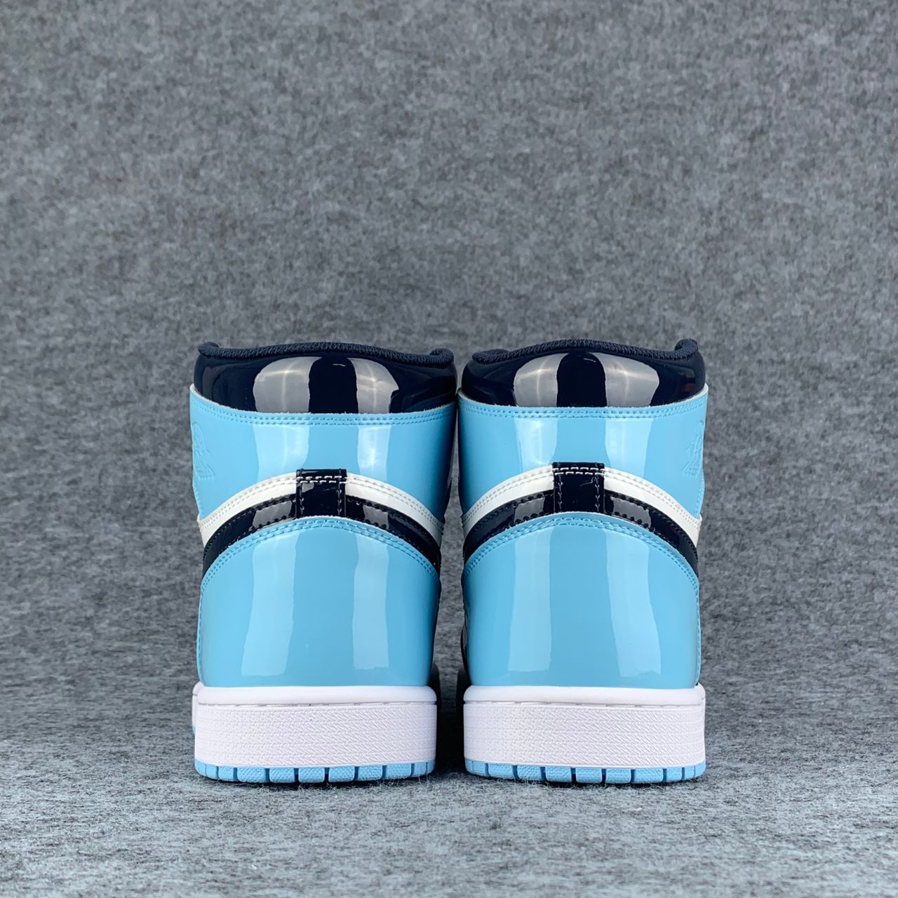 Wmns Air Jordan 1 Retro High OG 'Blue Chill'