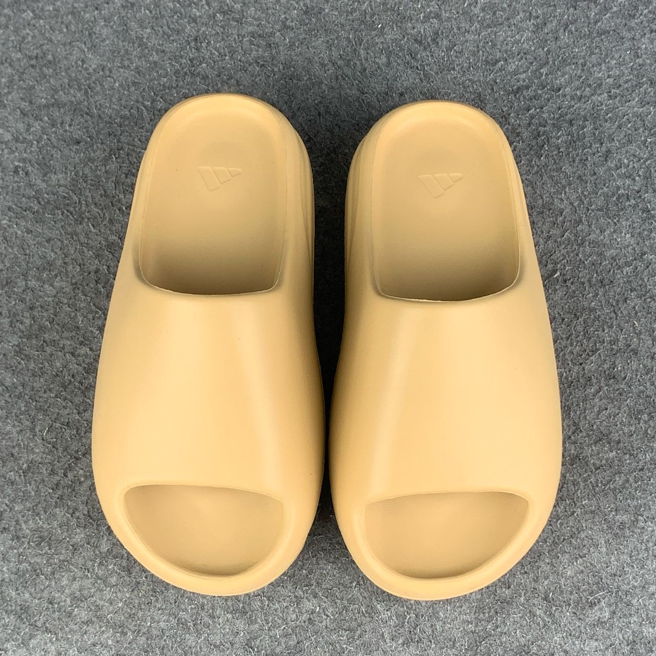 Yeezy Slides 'Desert Sand'
