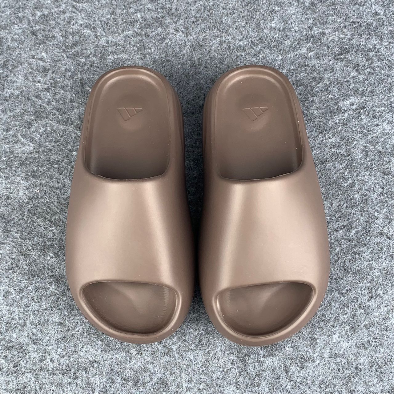 Yeezy Slides 'Soot'