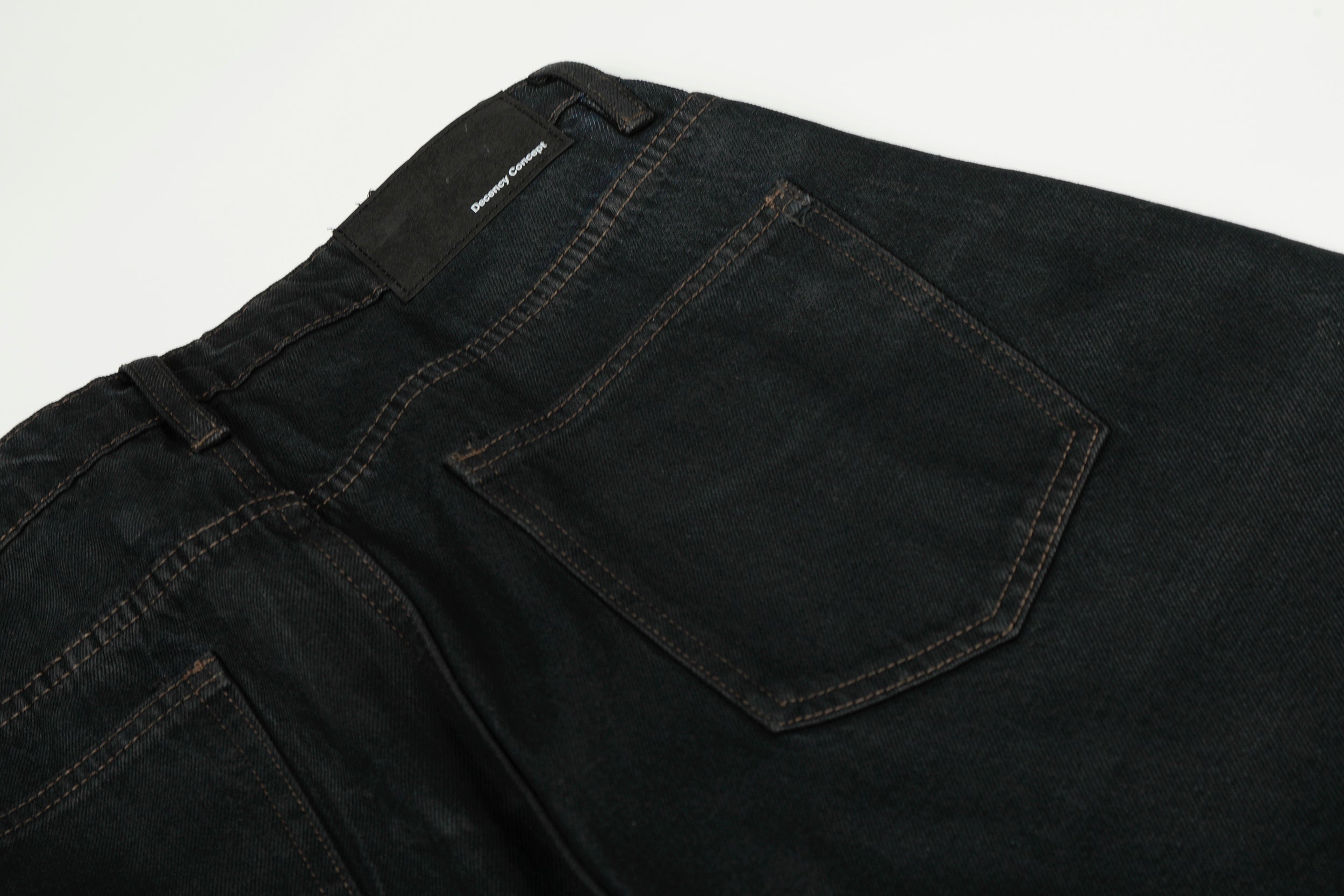 CapCabin Minimal Curved Denim Pants