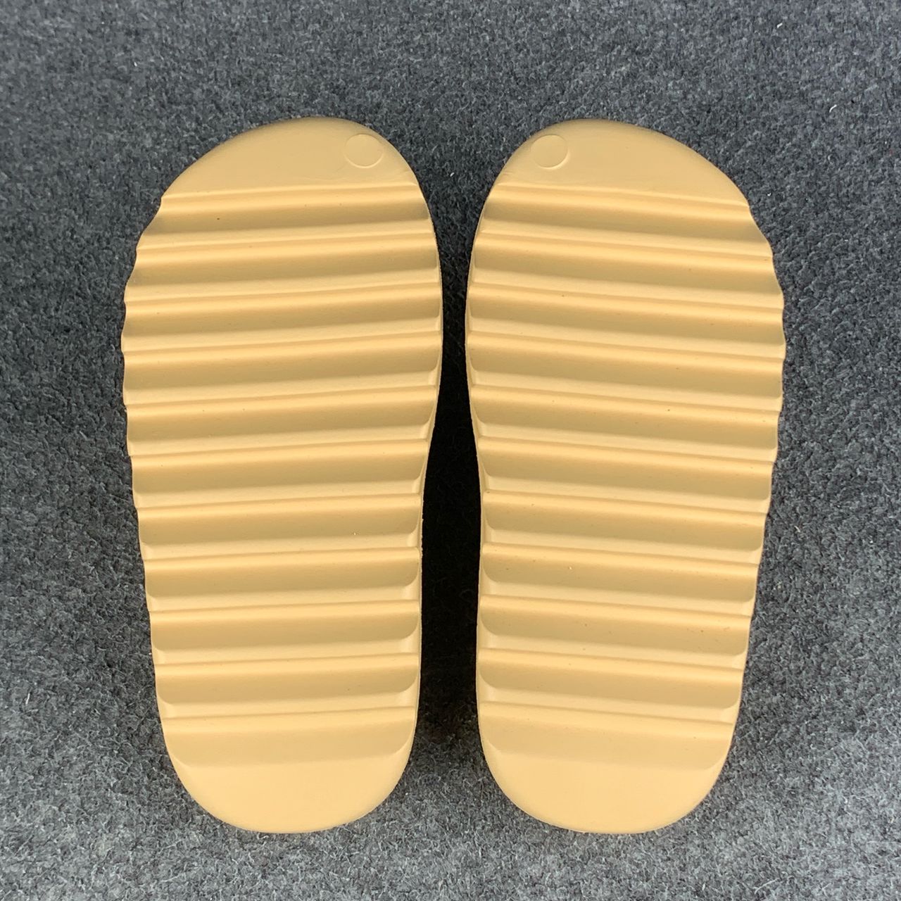 Yeezy Slides 'Desert Sand'