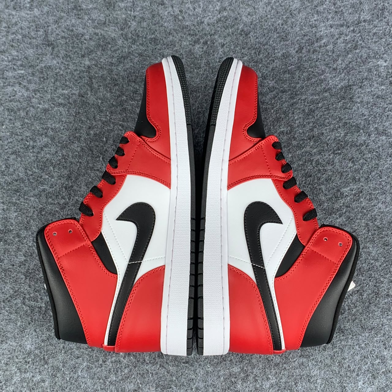 Air Jordan 1 Mid 'Chicago Black Toe'