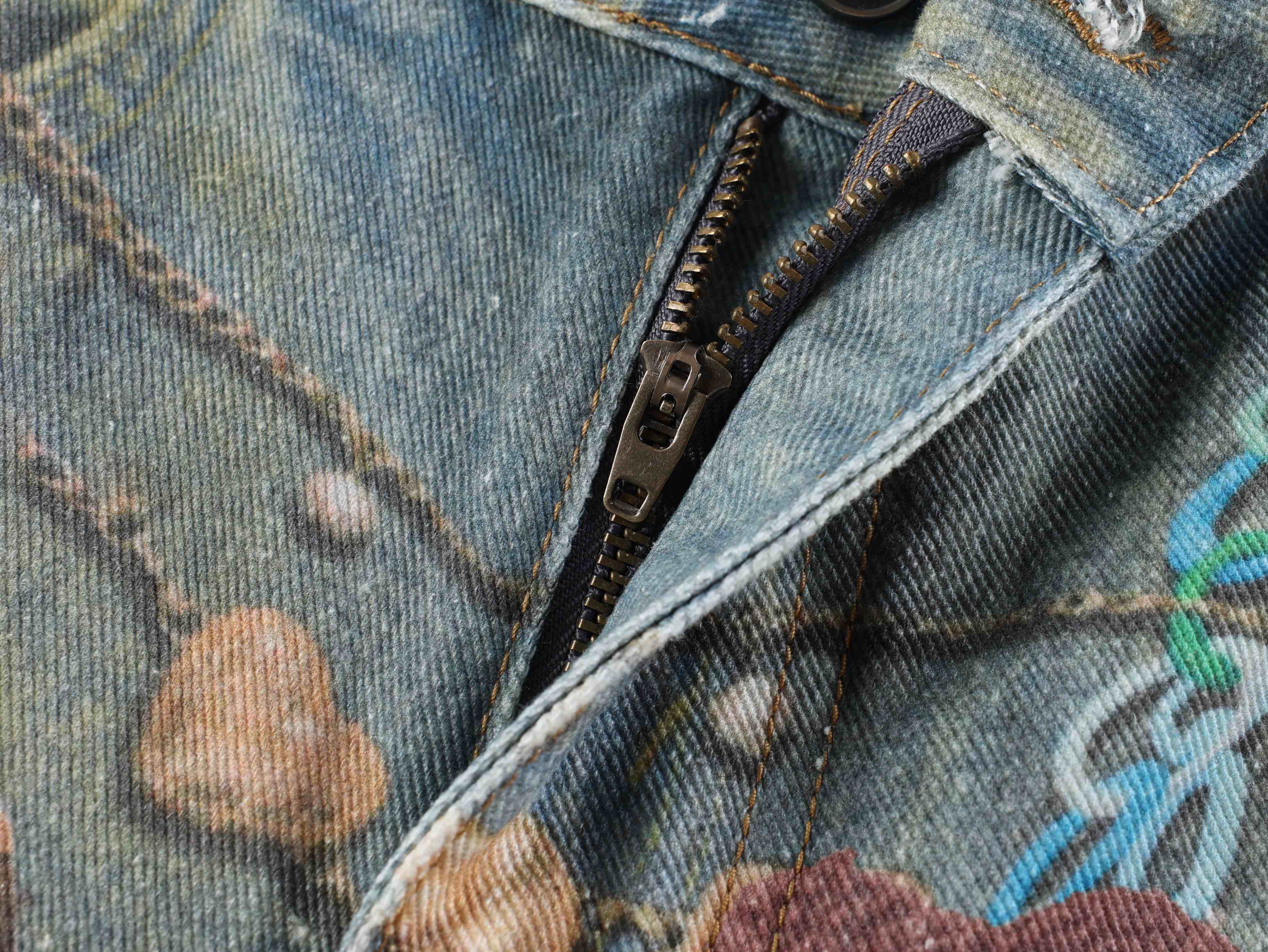 CapCabin “Toychain Graffiti Balloon Jeans”